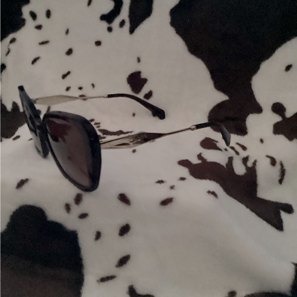 😎💋Prada Sunglasses😎💋 - Picture 3 of 9